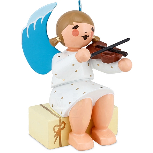 Engel sitzend auf Geschenkpaket mit Geige weiß