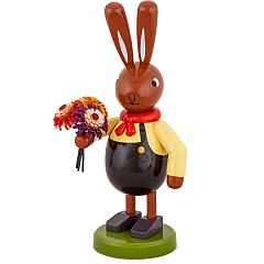 Hase mit Blumenstrauß und brauner Hose 16 cm