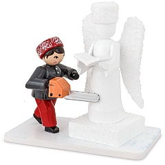 Winterkind Junge mit Schneeskulptur